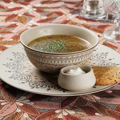 Белорусский суп из перловой крупы «Крупник» на овощном бульоне с белыми грибами и ржаными хлебцами от Ресторана «Кухмистр»