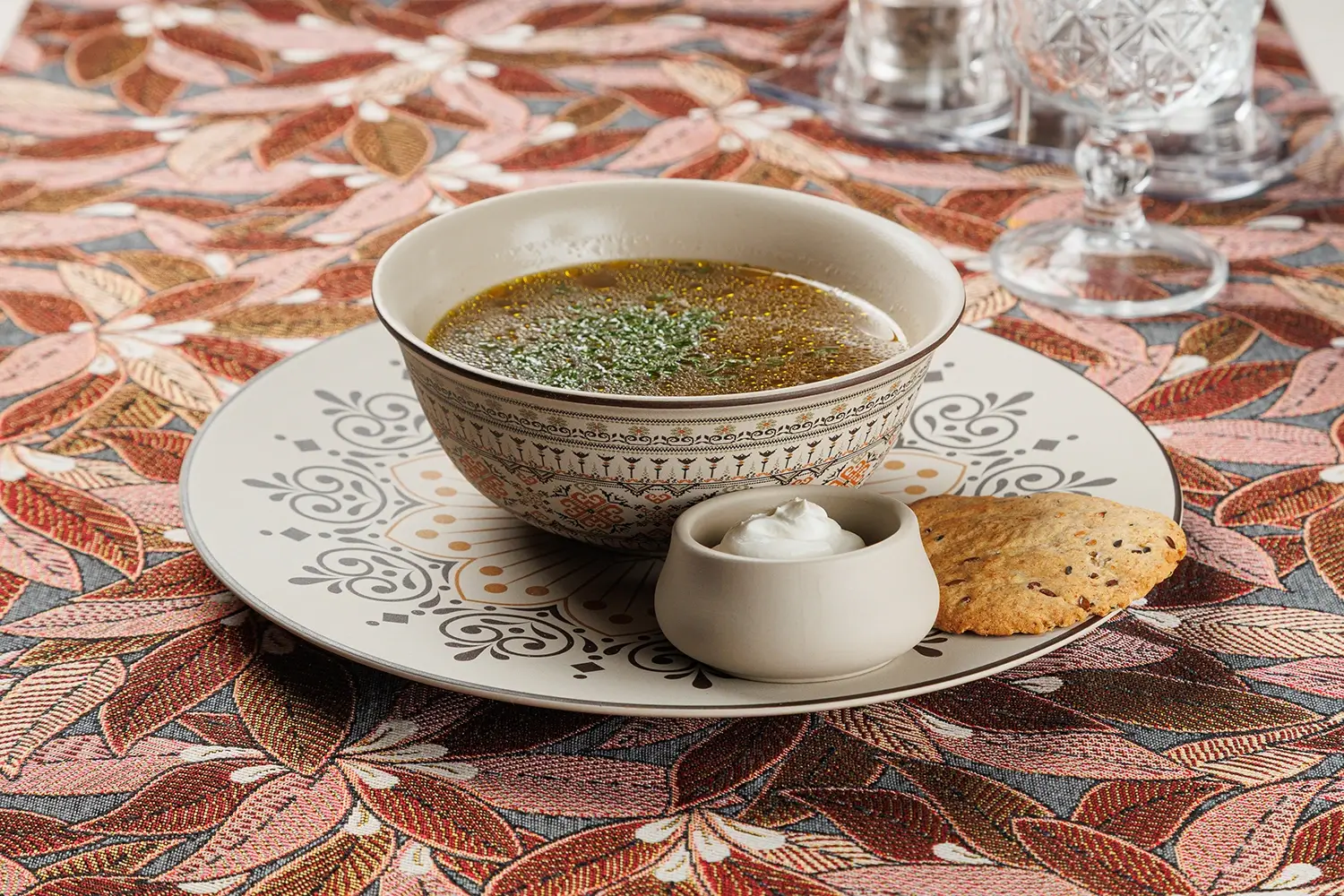 Белорусский суп из перловой крупы «Крупник» на овощном бульоне с белыми грибами и ржаными хлебцами от Ресторана «Кухмистр»