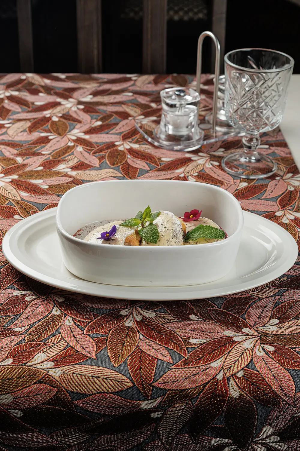 Сырники «Пинские» с изюмом и маково-сметанным соусом от Ресторана «Кухмистр» Сырники «Пинские» с изюмом и маково-сметанным соусом от Ресторана «Кухмистр»