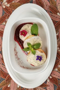 Сырники «Пинские» с изюмом и маково-сметанным соусом от Ресторана «Кухмистр»