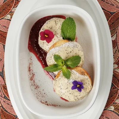 Сырники «Пинские» с изюмом и маково-сметанным соусом от Ресторана «Кухмистр»