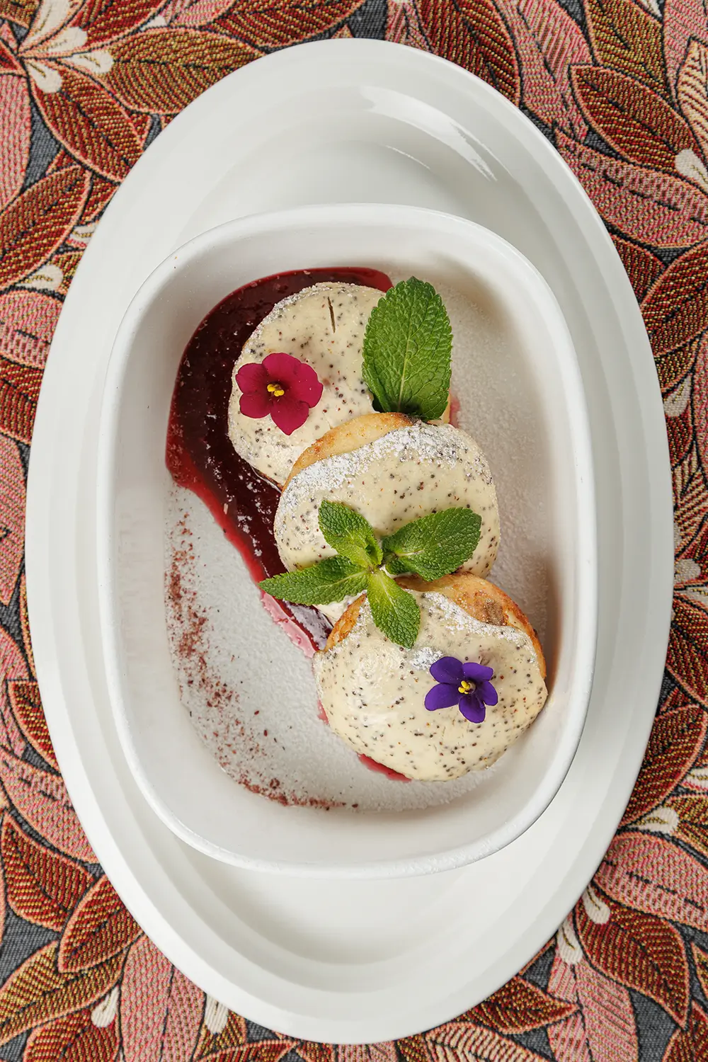 Сырники «Пинские» с изюмом и маково-сметанным соусом от Ресторана «Кухмистр» Сырники «Пинские» с изюмом и маково-сметанным соусом от Ресторана «Кухмистр»