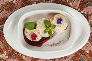 Сырники «Пинские» с изюмом и маково-сметанным соусом от Ресторана «Кухмистр»