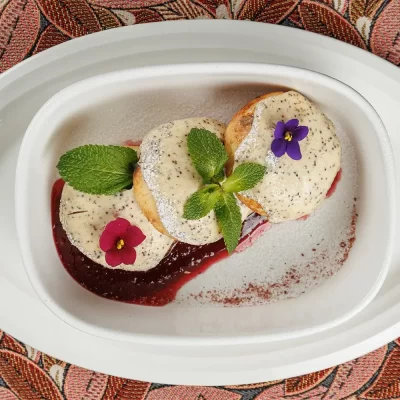 Сырники «Пинские» с изюмом и маково-сметанным соусом от Ресторана «Кухмистр»