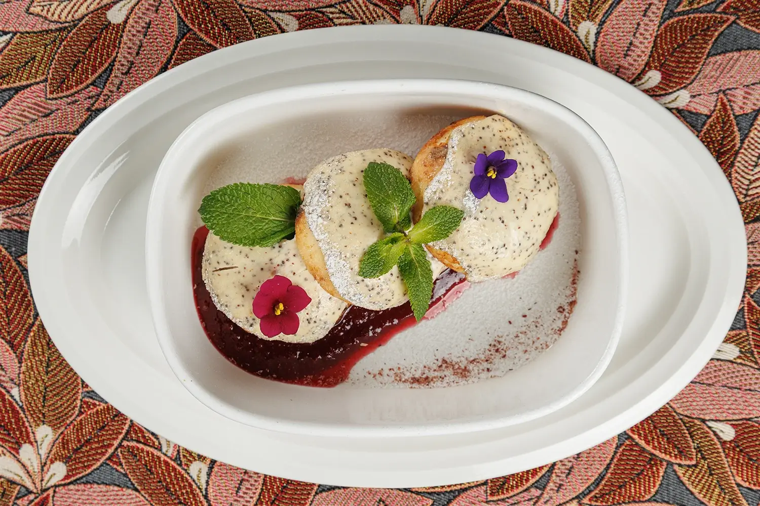 Сырники «Пинские» с изюмом и маково-сметанным соусом от Ресторана «Кухмистр»