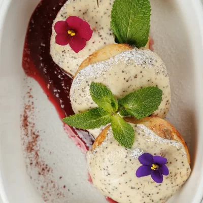 Сырники «Пинские» с изюмом и маково-сметанным соусом от Ресторана «Кухмистр»