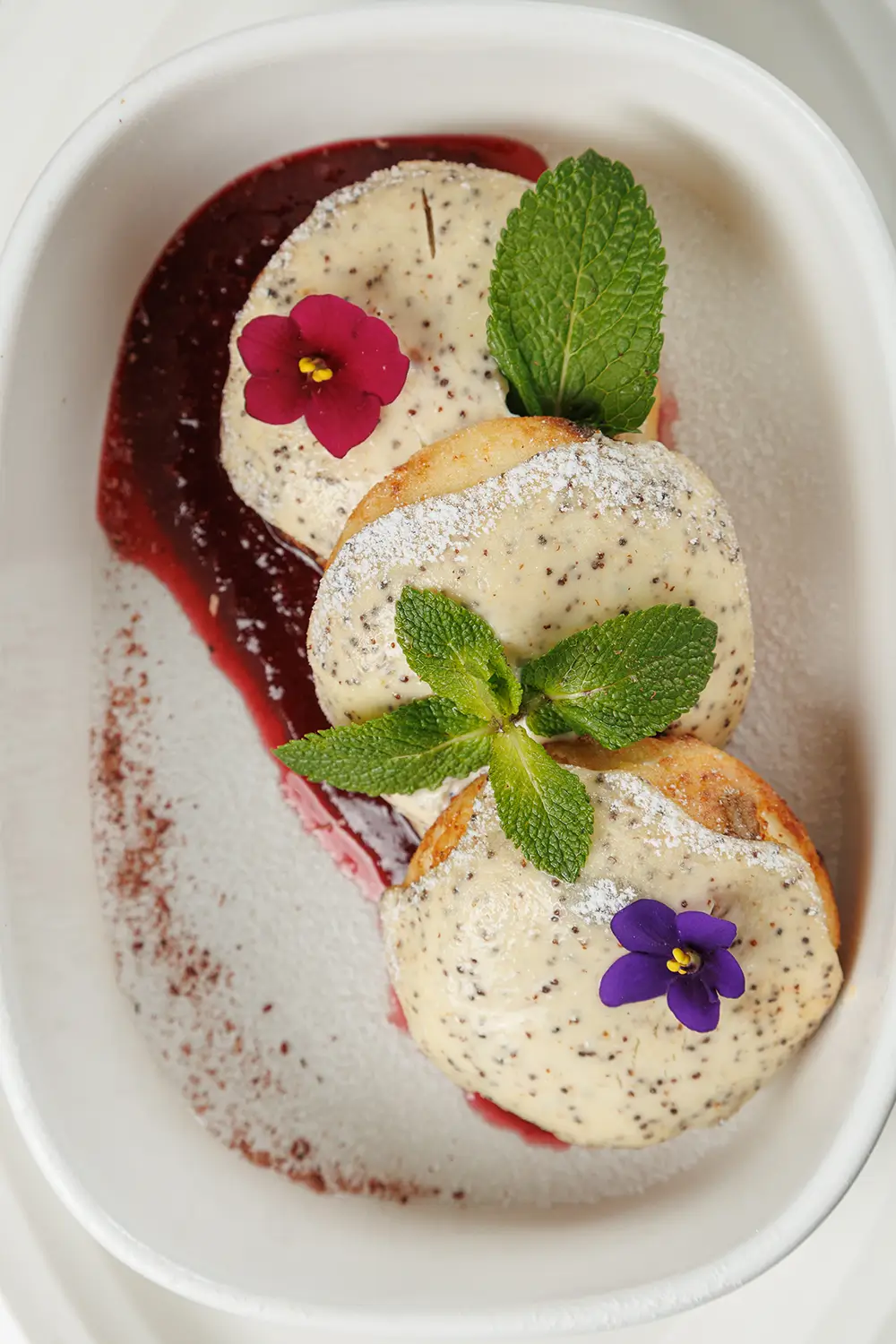 Сырники «Пинские» с изюмом и маково-сметанным соусом от Ресторана «Кухмистр» Сырники «Пинские» с изюмом и маково-сметанным соусом от Ресторана «Кухмистр»