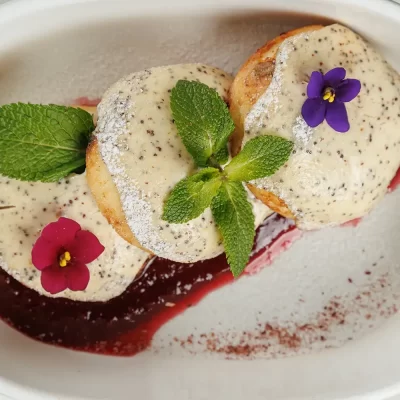 Сырники «Пинские» с изюмом и маково-сметанным соусом от Ресторана «Кухмистр»