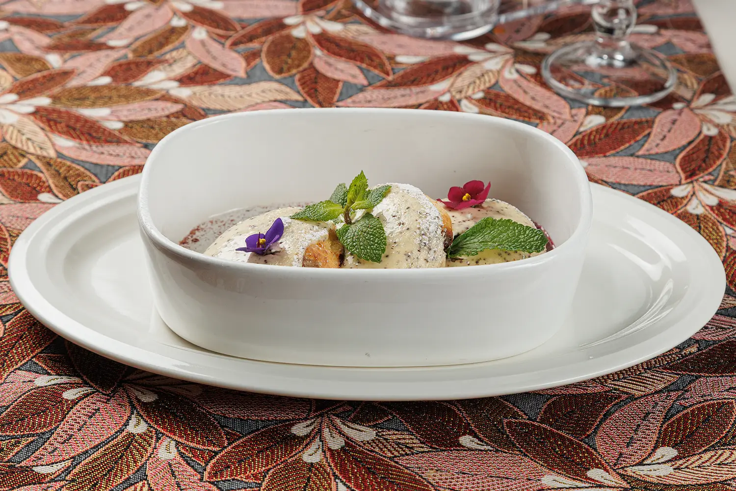 Сырники «Пинские» с изюмом и маково-сметанным соусом от Ресторана «Кухмистр» Сырники «Пинские» с изюмом и маково-сметанным соусом от Ресторана «Кухмистр»