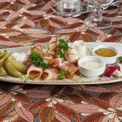 Традиционная белорусская закуска «Тарелка к хреновухе»: сало, грудинка, хрен, соус горчичный, бочковые огурцы, красный лук – от Ресторана «Кухмистр»