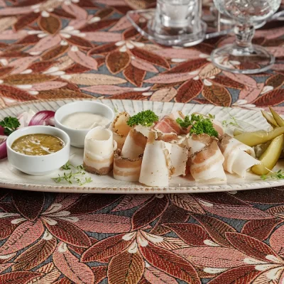 Традиционная белорусская закуска «Тарелка к хреновухе»: сало, грудинка, хрен, соус горчичный, бочковые огурцы, красный лук – от Ресторана «Кухмистр»