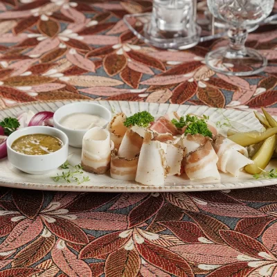 Традиционная белорусская закуска «Тарелка к хреновухе»: сало, грудинка, хрен, соус горчичный, бочковые огурцы, красный лук – от Ресторана «Кухмистр»