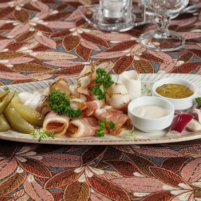 Традиционная белорусская закуска «Тарелка к хреновухе»: сало, грудинка, хрен, соус горчичный, бочковые огурцы, красный лук – от Ресторана «Кухмистр»