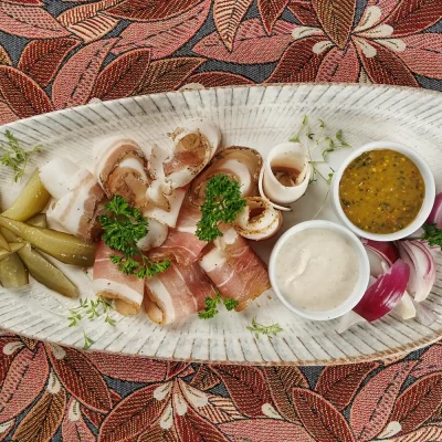 Традиционная белорусская закуска «Тарелка к хреновухе»: сало, грудинка, хрен, соус горчичный, бочковые огурцы, красный лук – от Ресторана «Кухмистр»