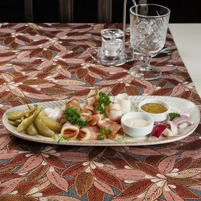 Традиционная белорусская закуска «Тарелка к хреновухе»: сало, грудинка, хрен, соус горчичный, бочковые огурцы, красный лук – от Ресторана «Кухмистр»