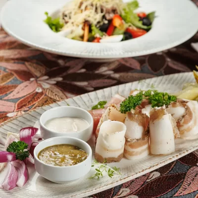 Традиционная белорусская закуска «Тарелка к хреновухе»: сало, грудинка, хрен, соус горчичный, бочковые огурцы, красный лук – от Ресторана «Кухмистр»