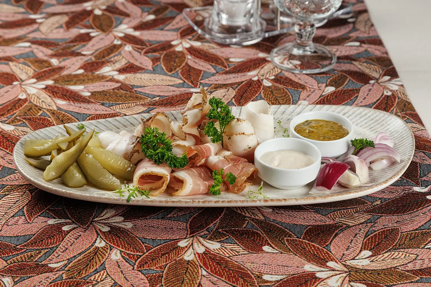 Традиционная белорусская закуска «Тарелка к хреновухе»: сало, грудинка, хрен, соус горчичный, бочковые огурцы, красный лук – от Ресторана «Кухмистр»