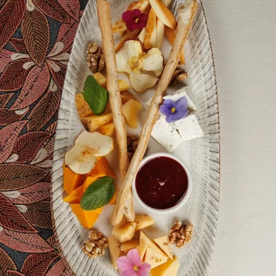 Тарелка крафтовых сыров (ассорти фермерских сыров): творожный «Литовский», пикантный с чёрным перцем, белорусский клинковый, запеченный в печи творожный, собственный домашний сыр – от Ресторана «Кухмистр»