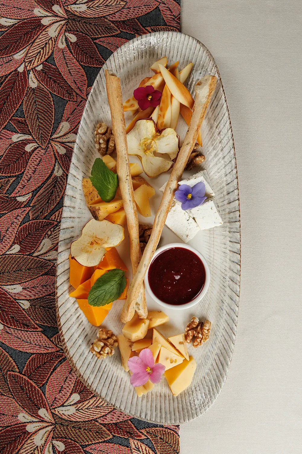 Тарелка крафтовых сыров (ассорти фермерских сыров): творожный «Литовский», пикантный с чёрным перцем, белорусский клинковый, запеченный в печи творожный, собственный домашний сыр – от Ресторана «Кухмистр» Тарелка крафтовых сыров (ассорти фермерских сыров): творожный «Литовский», пикантный с чёрным перцем, белорусский клинковый, запеченный в печи творожный, собственный домашний сыр – от Ресторана «Кухмистр»