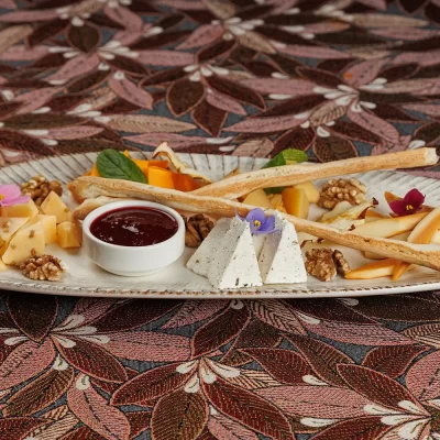 Тарелка крафтовых сыров (ассорти фермерских сыров): творожный «Литовский», пикантный с чёрным перцем, белорусский клинковый, запеченный в печи творожный, собственный домашний сыр – от Ресторана «Кухмистр»