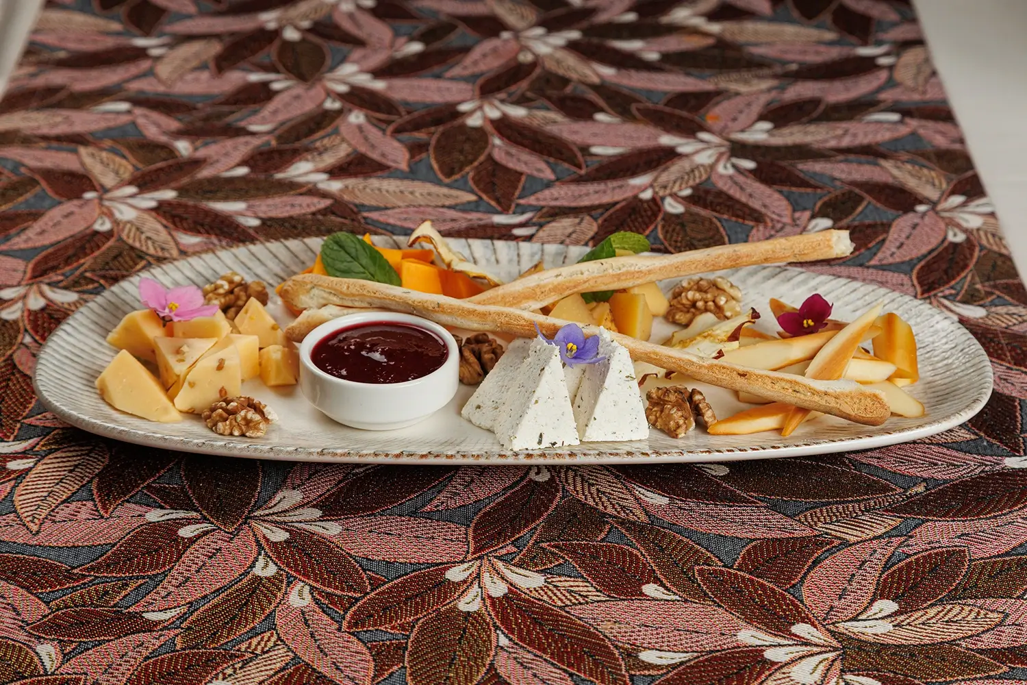 Тарелка крафтовых сыров (ассорти фермерских сыров): творожный «Литовский», пикантный с чёрным перцем, белорусский клинковый, запеченный в печи творожный, собственный домашний сыр – от Ресторана «Кухмистр» Тарелка крафтовых сыров (ассорти фермерских сыров): творожный «Литовский», пикантный с чёрным перцем, белорусский клинковый, запеченный в печи творожный, собственный домашний сыр – от Ресторана «Кухмистр»