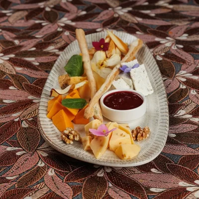 Тарелка крафтовых сыров (ассорти фермерских сыров): творожный «Литовский», пикантный с чёрным перцем, белорусский клинковый, запеченный в печи творожный, собственный домашний сыр – от Ресторана «Кухмистр»