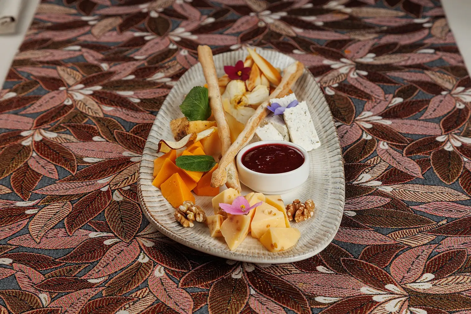 Тарелка крафтовых сыров (ассорти фермерских сыров): творожный «Литовский», пикантный с чёрным перцем, белорусский клинковый, запеченный в печи творожный, собственный домашний сыр – от Ресторана «Кухмистр» Тарелка крафтовых сыров (ассорти фермерских сыров): творожный «Литовский», пикантный с чёрным перцем, белорусский клинковый, запеченный в печи творожный, собственный домашний сыр – от Ресторана «Кухмистр»