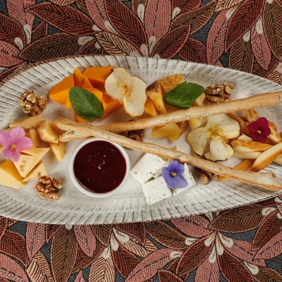 Тарелка крафтовых сыров (ассорти фермерских сыров): творожный «Литовский», пикантный с чёрным перцем, белорусский клинковый, запеченный в печи творожный, собственный домашний сыр – от Ресторана «Кухмистр»