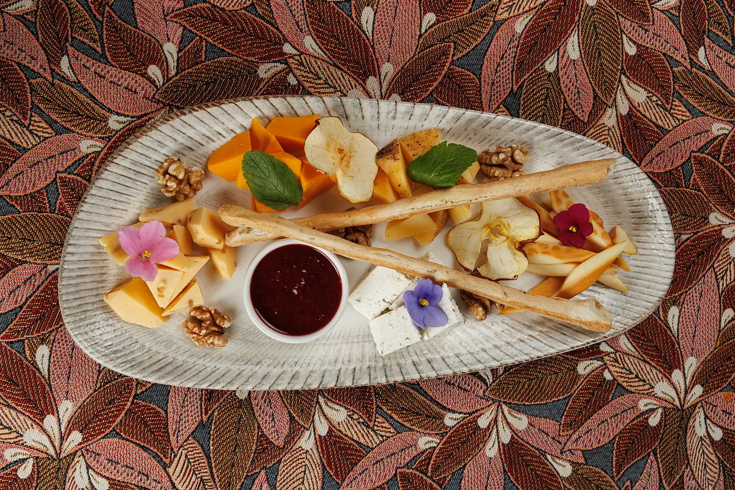 Тарелка крафтовых сыров (ассорти фермерских сыров): творожный «Литовский», пикантный с чёрным перцем, белорусский клинковый, запеченный в печи творожный, собственный домашний сыр – от Ресторана «Кухмистр» Тарелка крафтовых сыров (ассорти фермерских сыров): творожный «Литовский», пикантный с чёрным перцем, белорусский клинковый, запеченный в печи творожный, собственный домашний сыр – от Ресторана «Кухмистр»