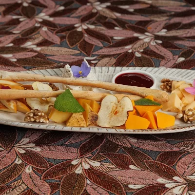 Тарелка крафтовых сыров (ассорти фермерских сыров): творожный «Литовский», пикантный с чёрным перцем, белорусский клинковый, запеченный в печи творожный, собственный домашний сыр – от Ресторана «Кухмистр»