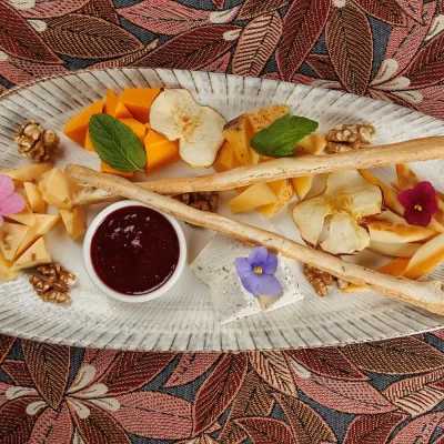 Тарелка крафтовых сыров (ассорти фермерских сыров): творожный «Литовский», пикантный с чёрным перцем, белорусский клинковый, запеченный в печи творожный, собственный домашний сыр – от Ресторана «Кухмистр»