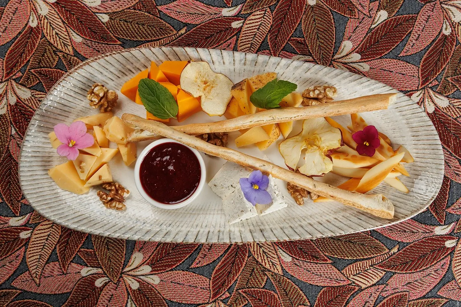 Тарелка крафтовых сыров (ассорти фермерских сыров): творожный «Литовский», пикантный с чёрным перцем, белорусский клинковый, запеченный в печи творожный, собственный домашний сыр – от Ресторана «Кухмистр» Тарелка крафтовых сыров (ассорти фермерских сыров): творожный «Литовский», пикантный с чёрным перцем, белорусский клинковый, запеченный в печи творожный, собственный домашний сыр – от Ресторана «Кухмистр»