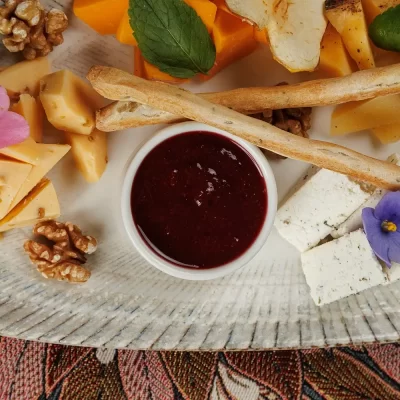 Тарелка крафтовых сыров (ассорти фермерских сыров): творожный «Литовский», пикантный с чёрным перцем, белорусский клинковый, запеченный в печи творожный, собственный домашний сыр – от Ресторана «Кухмистр»