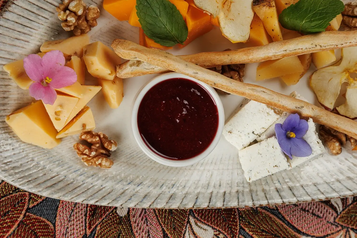 Тарелка крафтовых сыров (ассорти фермерских сыров): творожный «Литовский», пикантный с чёрным перцем, белорусский клинковый, запеченный в печи творожный, собственный домашний сыр – от Ресторана «Кухмистр» Тарелка крафтовых сыров (ассорти фермерских сыров): творожный «Литовский», пикантный с чёрным перцем, белорусский клинковый, запеченный в печи творожный, собственный домашний сыр – от Ресторана «Кухмистр»