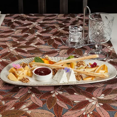 Тарелка крафтовых сыров (ассорти фермерских сыров): творожный «Литовский», пикантный с чёрным перцем, белорусский клинковый, запеченный в печи творожный, собственный домашний сыр – от Ресторана «Кухмистр»