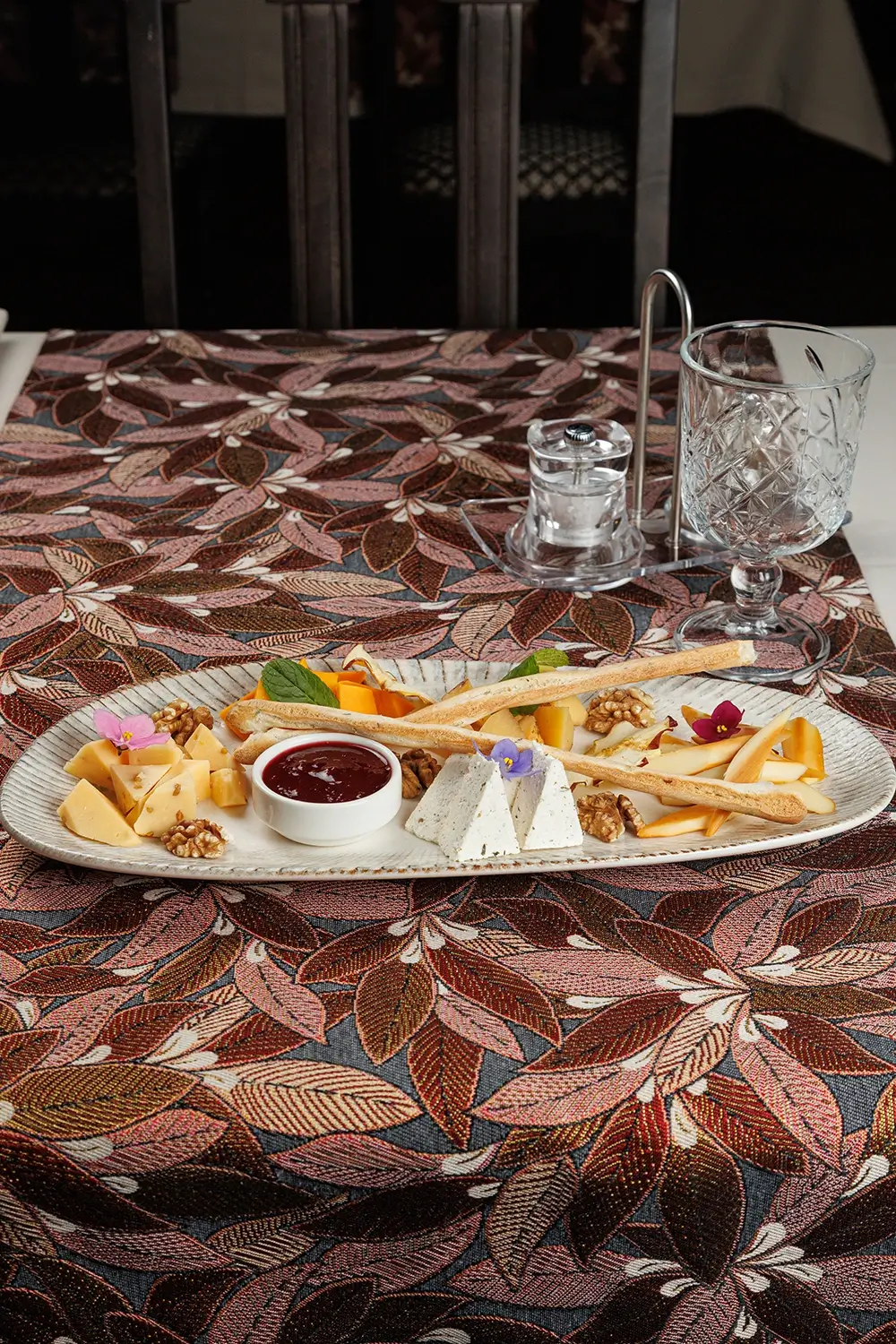 Тарелка крафтовых сыров (ассорти фермерских сыров): творожный «Литовский», пикантный с чёрным перцем, белорусский клинковый, запеченный в печи творожный, собственный домашний сыр – от Ресторана «Кухмистр» Тарелка крафтовых сыров (ассорти фермерских сыров): творожный «Литовский», пикантный с чёрным перцем, белорусский клинковый, запеченный в печи творожный, собственный домашний сыр – от Ресторана «Кухмистр»