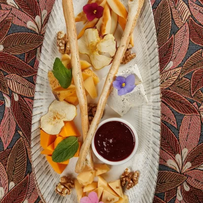 Тарелка крафтовых сыров (ассорти фермерских сыров): творожный «Литовский», пикантный с чёрным перцем, белорусский клинковый, запеченный в печи творожный, собственный домашний сыр – от Ресторана «Кухмистр»