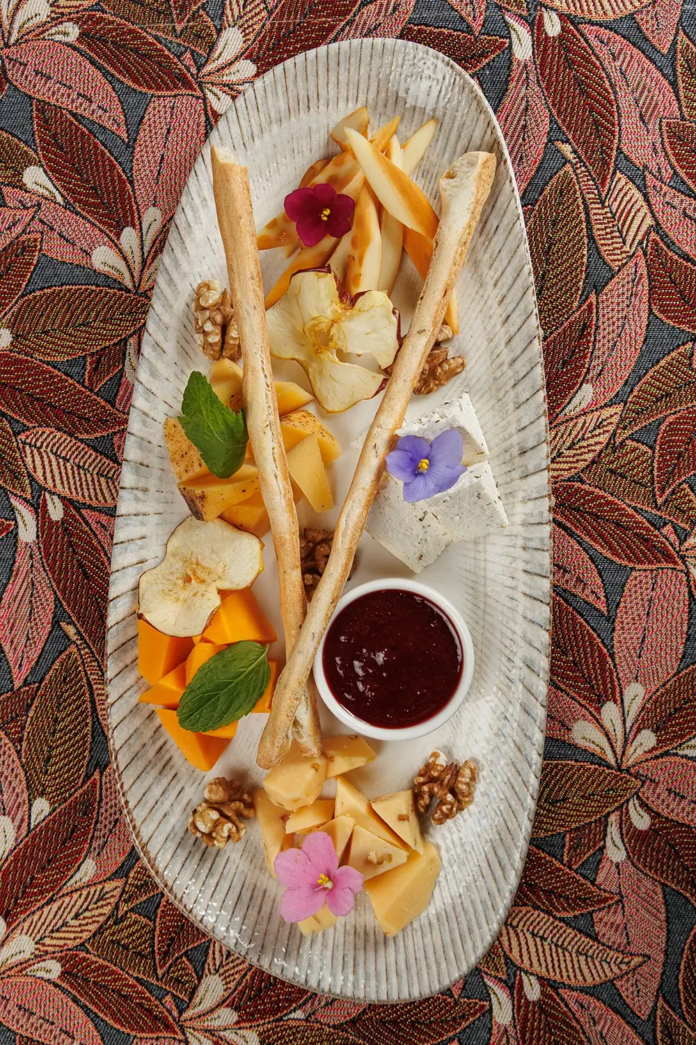 Тарелка крафтовых сыров (ассорти фермерских сыров): творожный «Литовский», пикантный с чёрным перцем, белорусский клинковый, запеченный в печи творожный, собственный домашний сыр – от Ресторана «Кухмистр» Тарелка крафтовых сыров (ассорти фермерских сыров): творожный «Литовский», пикантный с чёрным перцем, белорусский клинковый, запеченный в печи творожный, собственный домашний сыр – от Ресторана «Кухмистр»