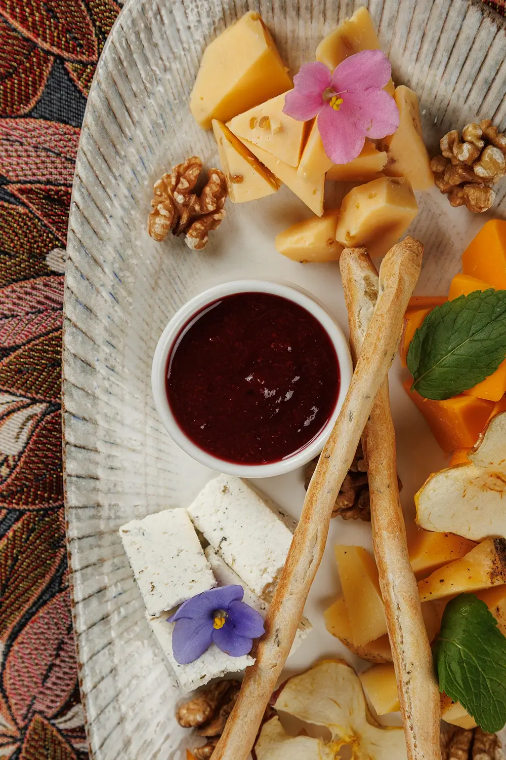 Тарелка крафтовых сыров (ассорти фермерских сыров): творожный «Литовский», пикантный с чёрным перцем, белорусский клинковый, запеченный в печи творожный, собственный домашний сыр – от Ресторана «Кухмистр» Тарелка крафтовых сыров (ассорти фермерских сыров): творожный «Литовский», пикантный с чёрным перцем, белорусский клинковый, запеченный в печи творожный, собственный домашний сыр – от Ресторана «Кухмистр»