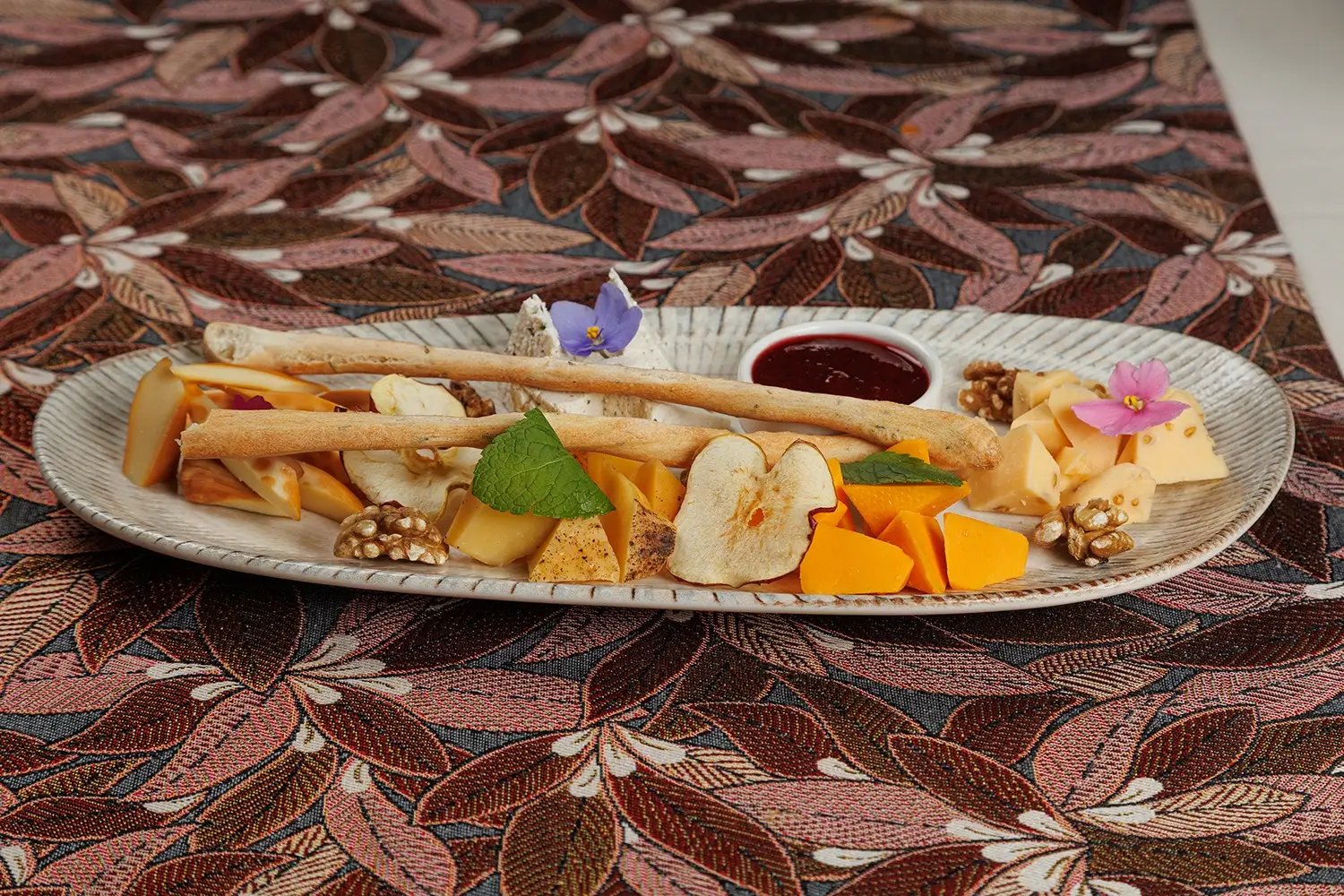 Тарелка крафтовых сыров (ассорти фермерских сыров): творожный «Литовский», пикантный с чёрным перцем, белорусский клинковый, запеченный в печи творожный, собственный домашний сыр – от Ресторана «Кухмистр»