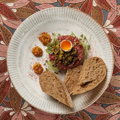 Тартар из говядины с черемшой, оригинальным сладковатым соусом и поджаренном тёмном ржаном хлебе от Ресторана «Кухмистр»