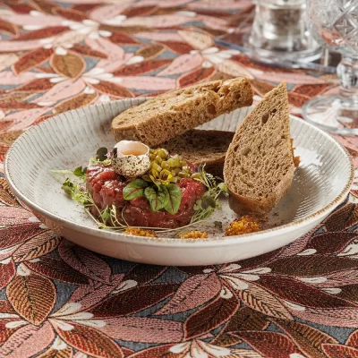 Тартар из говядины с черемшой, оригинальным сладковатым соусом и поджаренном тёмном ржаном хлебе от Ресторана «Кухмистр»