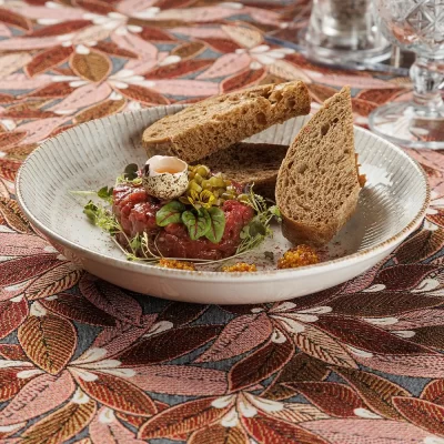 Тартар из говядины с черемшой, оригинальным сладковатым соусом и поджаренном тёмном ржаном хлебе от Ресторана «Кухмистр»