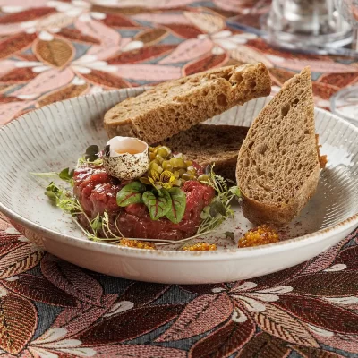 Тартар из говядины с черемшой, оригинальным сладковатым соусом и поджаренном тёмном ржаном хлебе от Ресторана «Кухмистр»