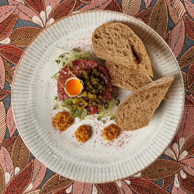 Тартар из говядины с черемшой, оригинальным сладковатым соусом и поджаренном тёмном ржаном хлебе от Ресторана «Кухмистр»