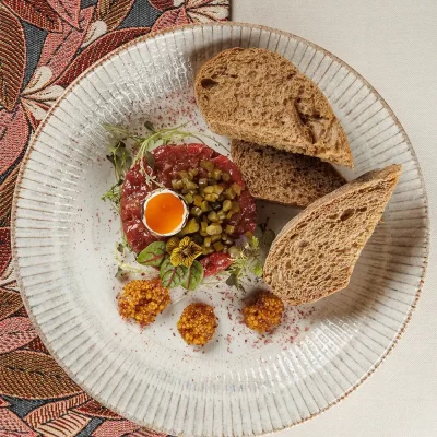 Тартар из говядины с черемшой, оригинальным сладковатым соусом и поджаренном тёмном ржаном хлебе от Ресторана «Кухмистр»