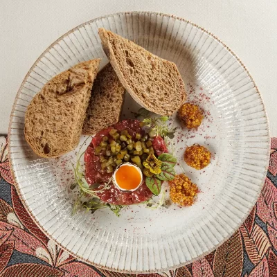 Тартар из говядины с черемшой, оригинальным сладковатым соусом и поджаренном тёмном ржаном хлебе от Ресторана «Кухмистр»