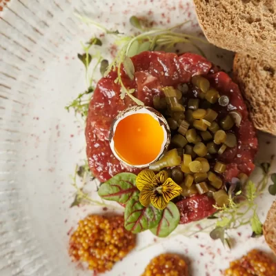 Тартар из говядины с черемшой, оригинальным сладковатым соусом и поджаренном тёмном ржаном хлебе от Ресторана «Кухмистр»