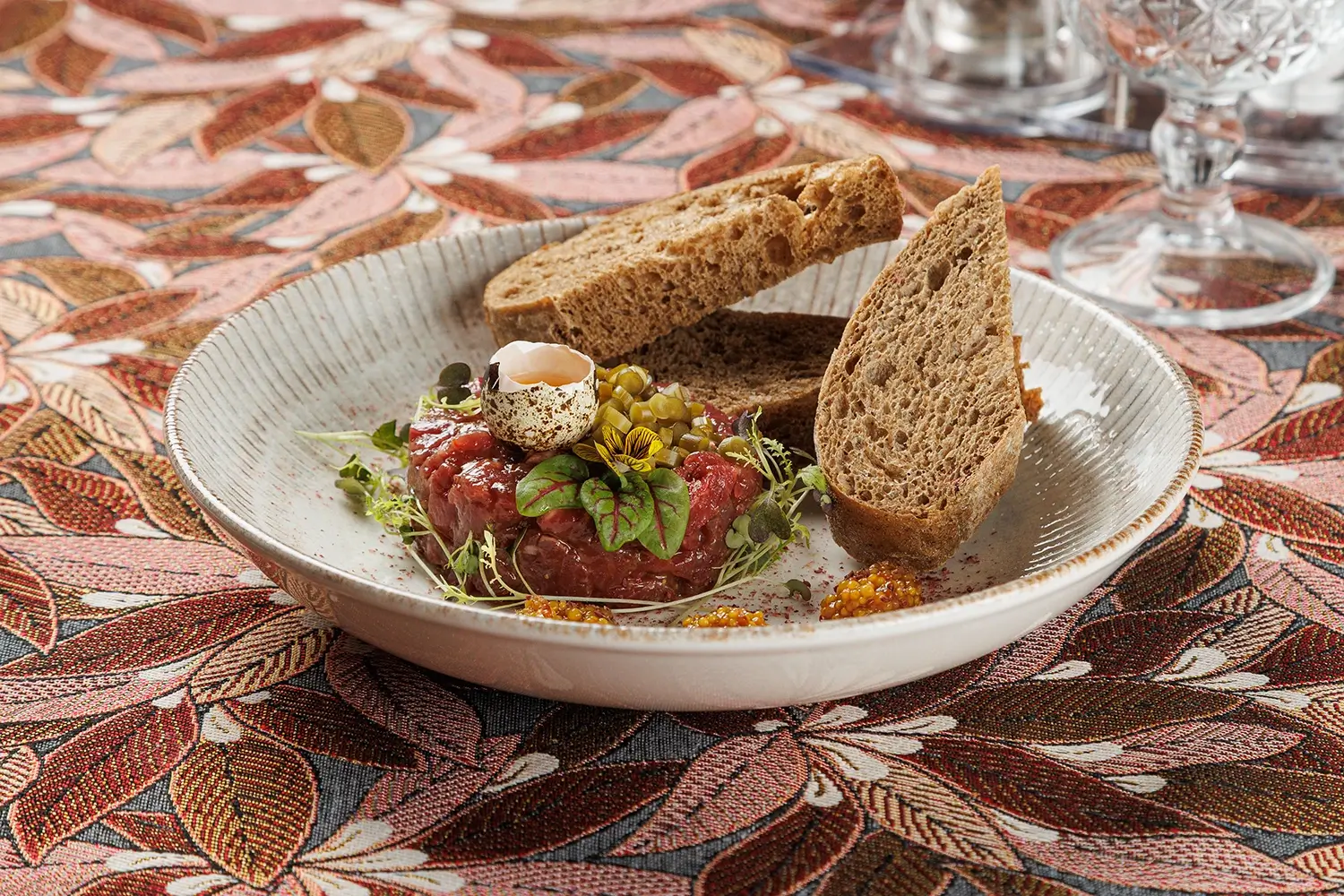 Тартар из говядины с черемшой, оригинальным сладковатым соусом и поджаренном тёмном ржаном хлебе от Ресторана «Кухмистр»