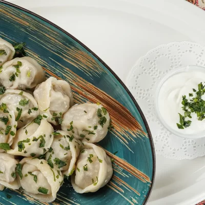 Татарские колдуны (пельмени) с бараниной, кинзой и чесночно-сметанным соусом от Ресторана «Кухмистр»